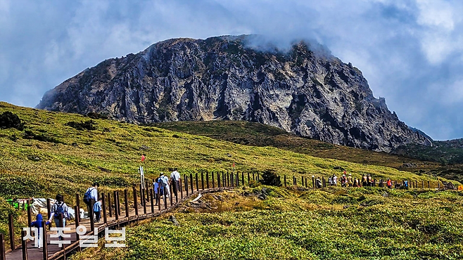 한라산을 등반하는 탐방객들. 제주일보 자료사진