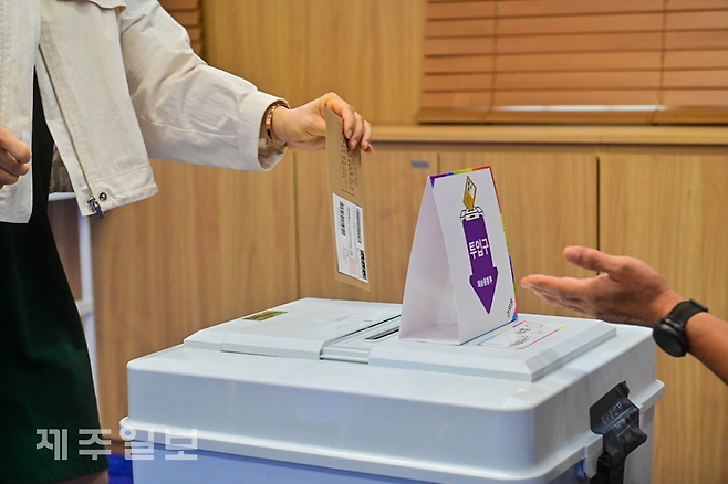 제21대 대통령 선거 사전투표 시작일인 지난달 29일 오전 제주도의회 의원회관 대회의실에 설치된 제주시 연동사전투표소를 찾은 유권자들이 소중한 한 표를 행사하기 위한 발걸음이 이어지고 있다. 고봉수 기자