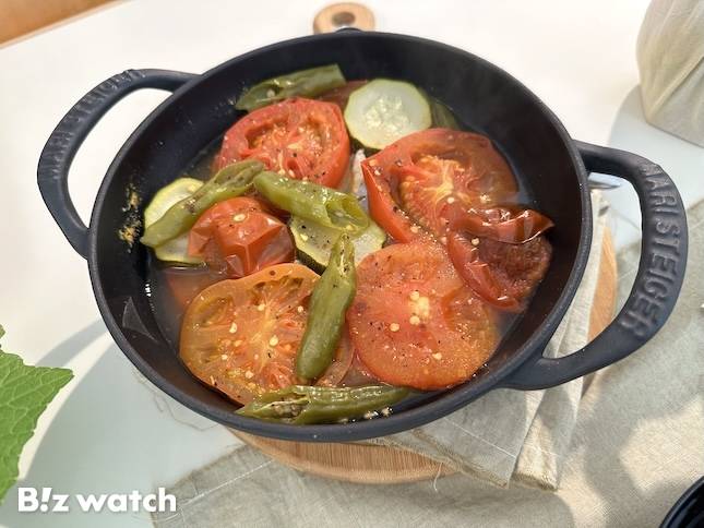 뉴파머스 레스토랑 레시피를 개발을 맡은 푸드 디렉터 이다빈 셰프가 청년농부들의 작물을 소개하고 있다. / 사진=정혜인 기자 hij@