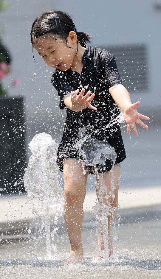 지난 9일 오후 서울 광화문광장에서 어린이들이 물놀이를 하며 더위를 식히고 있다.(사진/뉴스1)