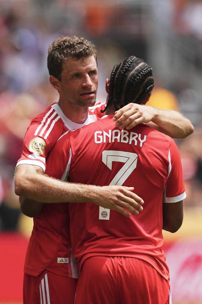 바이에른 뮌헨의 토마스 뮐러가 골을 터뜨린 뒤 팀동료 세르주 그나브리의 축하를 받고 있다. 사진=AFPBBNews