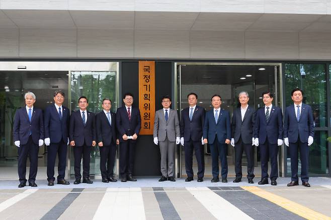 이한주(왼쪽 6번째) 위원장을 비롯한 국정기획위원회 주요 위원들이 16일 정부서울청사 창성동 별관에서 열린 출범 현판식에서 기념촬영하고 있다. (왼쪽 4번째부터) 부위원장을 맡은 김용범 대통령실 비서실 정책실장과 진성준 더불어민주당 정책위 의장, 이 위원장, 방기선 국무조정실장. (사진=국정기획위)