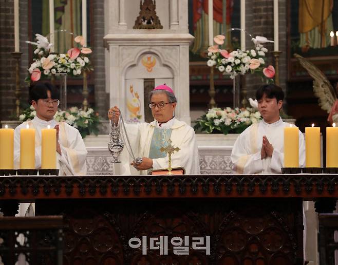 16일 서울 중구 명동성당에서 열린 레오 14세 교황 선출 감사 미사에서 이용훈 주교가 미사를 집전하고 있다.(사진=김태형 기자)