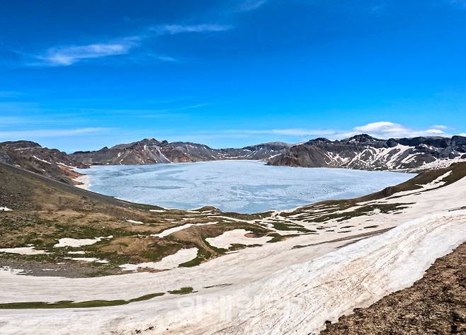 지난 12일 중국 백두산 서파지역에서 바라본 백두산 천지가 한눈에 들어온다.