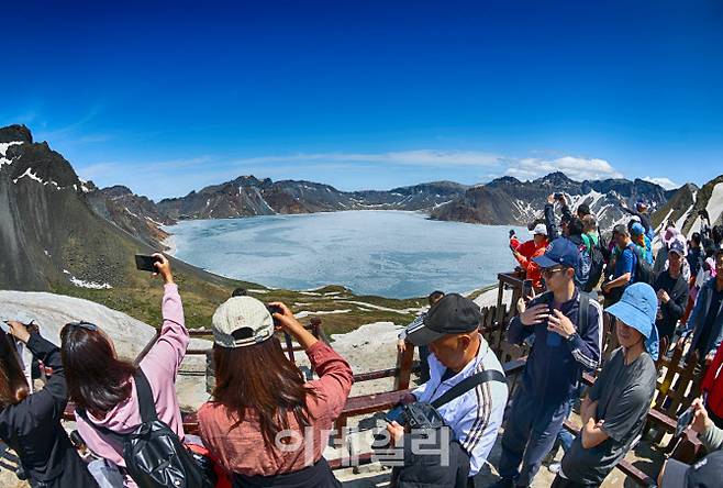 지난 12일 백두산 천지 서파지역이 관광객들로 붐비고 있다.