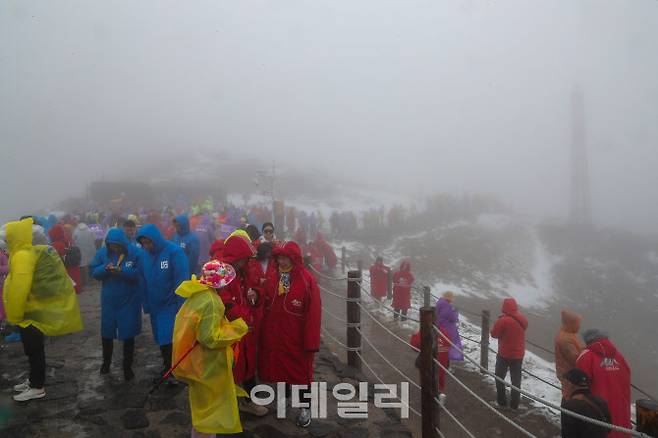 11일 백두산 정상(북파)은 비바람과 안개로 천지를 목격할 수 없었다. 이날 기온은 7도 정도였지만, 강하게 부는 비바람에 체감온도는 영하권에 가까울 정도였다. 대부분의 관광객들은 두꺼운 패딩을 입었다.
