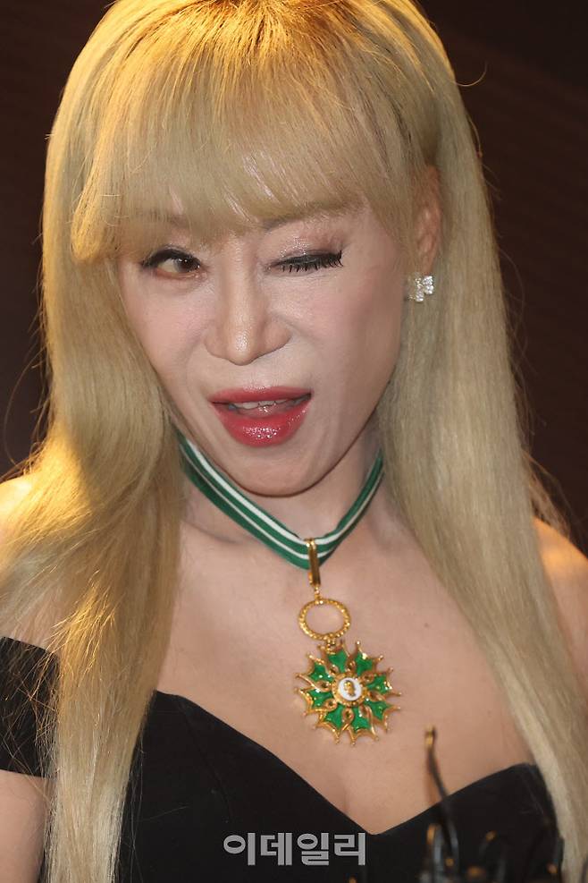 소프라노 조수미가 16일 오후 서울 중구의 더플라자 호텔에서 열린 2025 조수미 콘서트 기자회견에서 프랑스 훈장을 착용한 채 기념촬영을 하고 있다.(사진=이영훈 기자)