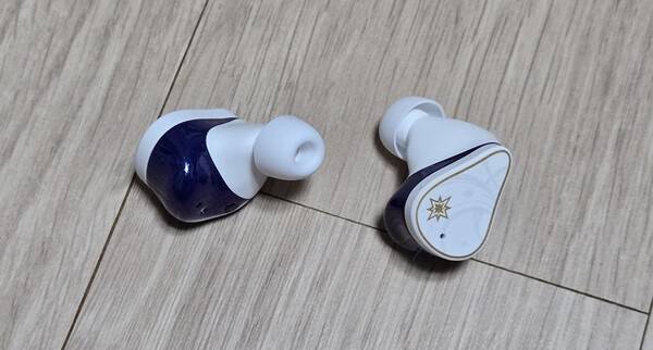 - 독특하게 생긴 이어폰 모양