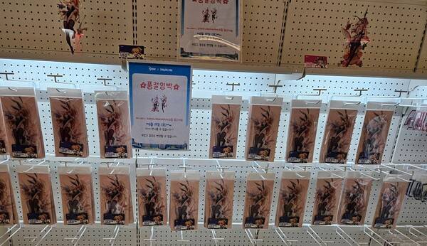 - 인기 폭발 아크릴 스탠드 "품절 소식에 걱정했지만 후속 조치로 구매할 수 있게 됐다"