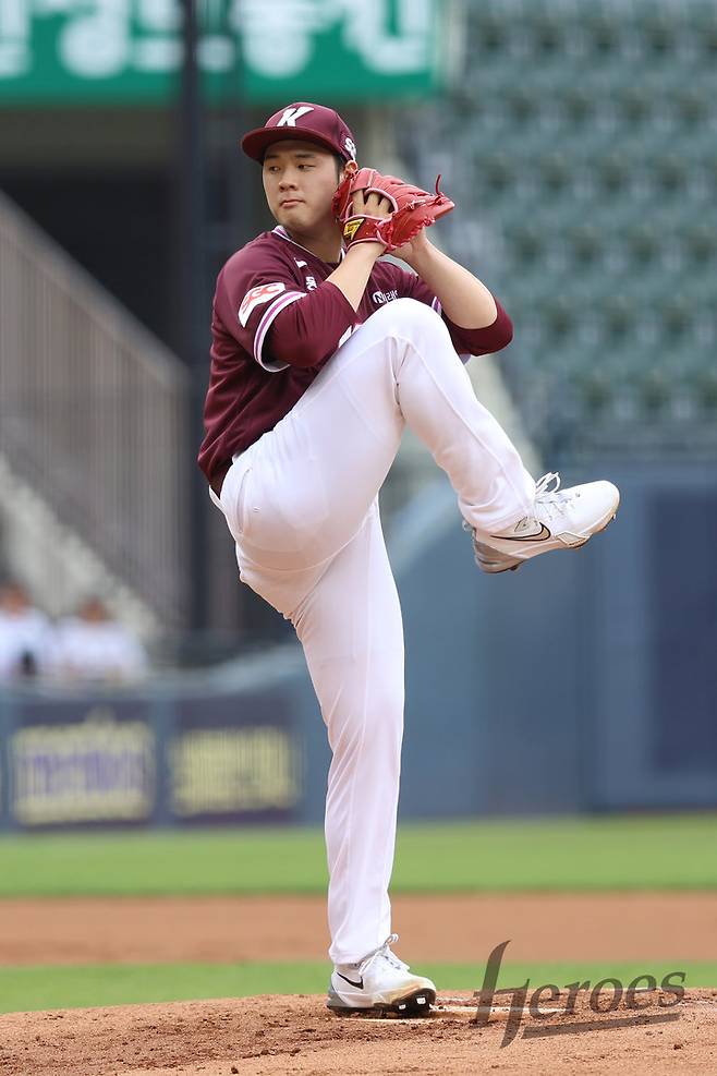 15일 서울 잠실야구장에서 펼쳐진 두산전에 선발 등판한 키움 정현우