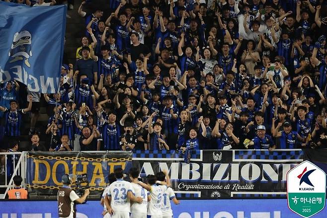 15일 수원 삼성과 경기에서 박승호의 골이 터지자 환호하는 인천 유나이티드 서포터즈