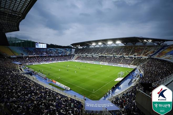 15일 22,625명의 관중이 운집해 K리그2 역대 최다 관중 신기록이 세워진 수원월드컵경기장