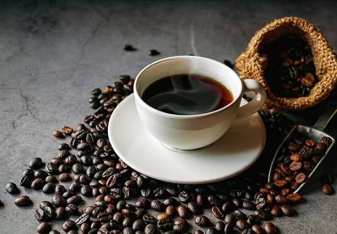 커피 속에는  클로로겐산, 카페스톨 등 항산화 성분이 풍부하다. 첨가물을 넣지 않은 블랙커피 한 잔의 열량은 5 kcal에 불과하다. 식사 후 음식물의 소화를 돕고 열량을 소비해 체중조절을 도울 수 있다. [사진=게티이미지뱅크]