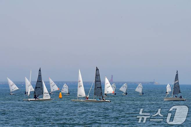 15일 경북 포항시 북구 영일대해수욕장 앞바다에서 열린 포항시장배 세일링 챔피언십 대회에서 선수들이 탄 요트가 반환점을 돌고 있다. 2025.6.15/뉴스1 ⓒ News1 최창호 기자