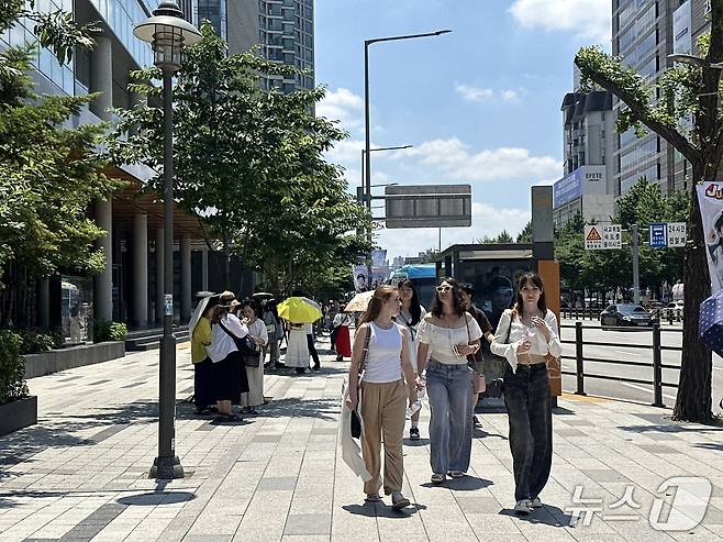 세계 각국에서 온 외국인들이 용산을 찾아 둘러보고 있다.ⓒ News1 윤슬빈 기자