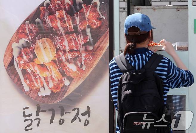 서울 시내 한 대학 축제 현장에 닭강정 푸드트럭. 2025.5.22/뉴스1 ⓒ News1 김성진 기자