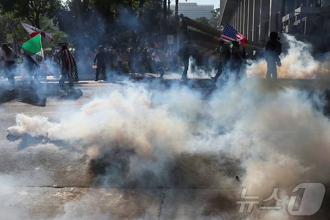 14일(현지시간) LA의 반트럼프 시위 현장이 최루탄으로 가득하다. ⓒ 로이터=뉴스1 ⓒ News1 박형기 기자