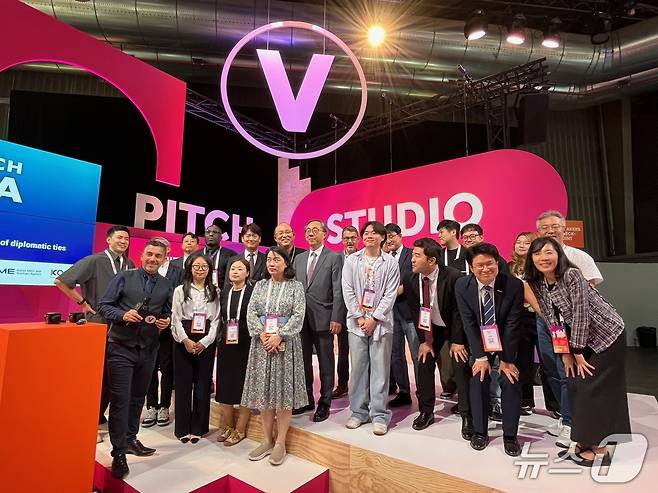 13일 프랑스에서 열린 슈퍼 피치 코리아 관계자들이 기념촬영을 하고 있다. (중소벤처기업진흥공단 제공. 재판매 및 DB금지)