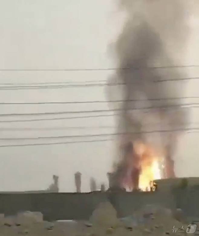 2025년 6월 14일 이란 남부 해안 부셰르주 톤박에 있는 사우스 파르스 가스전에서 화재가 발생했다. ⓒ 로이터=뉴스1