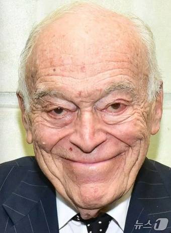 레너드 로더 에스티로더 명예회장 생전 모습. (유튜브 'Mr.Bill-ionairee' 갈무리)