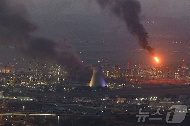 16일(현지시간) 이스라엘 예루살렘이 이란의 미사일 공격을 받고 있다. ⓒ AFP=뉴스1