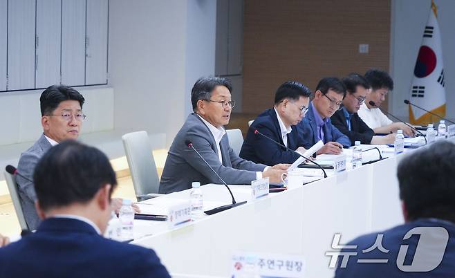 강기정 광주시장이 16일 오후 시청 중회의실에서 열린 '대선공약 국정과제 반영 TF 회의'에 참석해 인사말을 하고 있다.(광주시 제공. 재판매 및 DB 금지) 2025.6.16/뉴스1