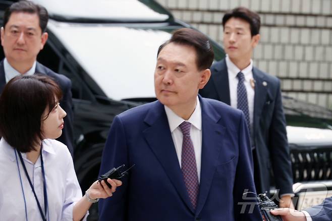 윤석열 전 대통령이 16일 오전 서울 서초구 서울중앙지방법원에서 열린 내란 우두머리 혐의·직권남용 권리행사 방해 혐의 사건 7차 공판에 출석하고 있다. 2025.6.16/뉴스1 ⓒ News1 사진공동취재단