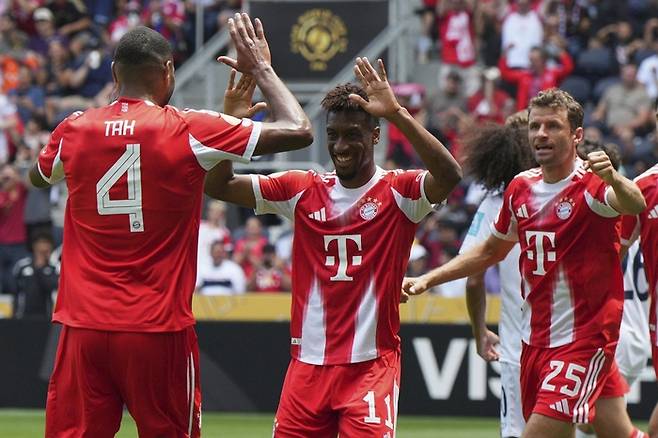 바이에른 뮌헨의 킹슬리 코망이 16일(한국시간) 미국 오하이오주 신시내티의 TQL스타디움에서 열린 2025 FIFA 클럽월드컵 조별리그 C조 1차전에서 오클랜드 시티와 경기에서 전반 득점한 뒤 조나탄 타와 기뻐하고 있다. 사진 | 신시내티=AP연합뉴스