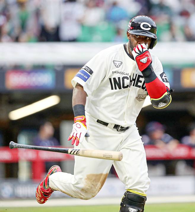 SSG 에레디아가 15일 인천SSG랜더스필드에서 열린 2025 KBO리그 롯데전에서 6회말 솔로포를 때린 후 1루 더그아웃을 바라보며 배트를 던지고 있다. 사진 | SSG 랜더스