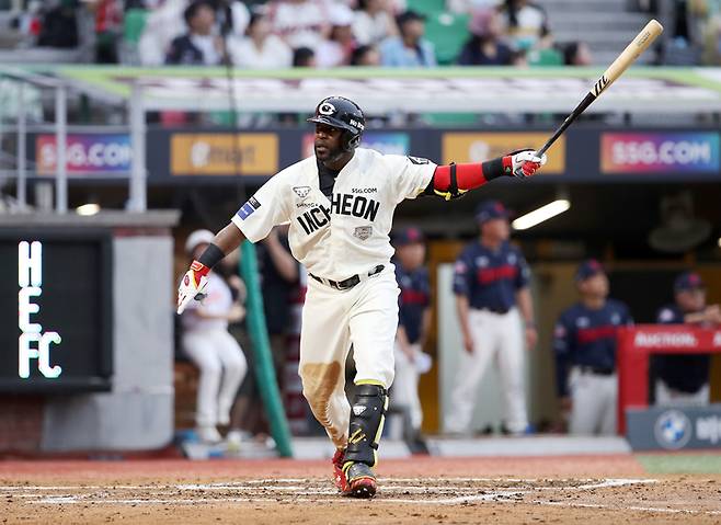 SSG 에레디아가 15일 인천SSG랜더스필드에서 열린 2025 KBO리그 롯데전에서 6회말 솔로포를 때린 후 1루 더그아웃을 바라보고 있다. 사진 | SSG 랜더스