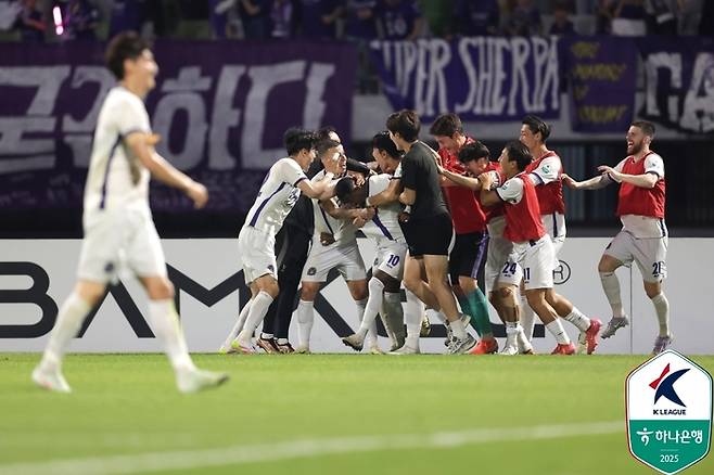 안양 선수들이 수원FC전에서 역전한 뒤 기쁨을 나누고 있다. 사진 | 한국프로축구연맹
