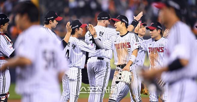 LG 선수들이 잠실구장에서 열린 2025 KBO리그 한화와 경기 후 하이파이브를 하며 승리를 자축하고 있다. 잠실 | 최승섭기자 thunder@sportsseoul.com