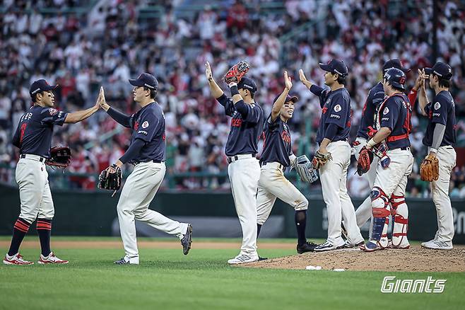 롯데 선수들이 14일 인천SSG랜더스필드에서 열린 2025 KBO리그 SSG전 승리 후 하이파이브 하고 있다. 사진 | 롯데 자이언츠