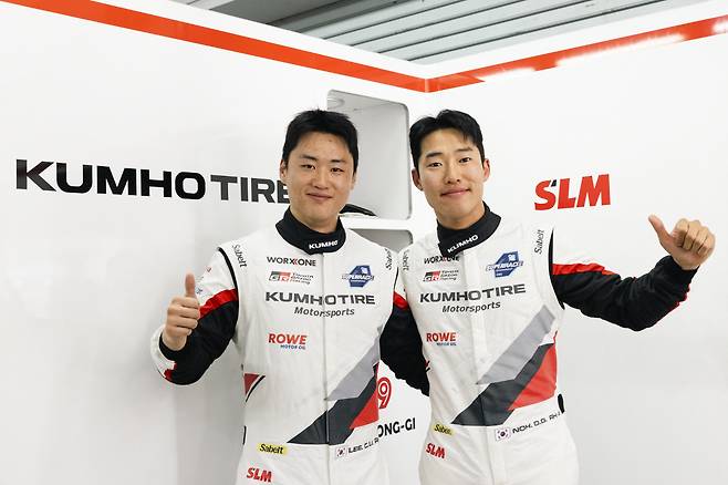 14일 인제스피디움에서 열린 '2025 오네 슈퍼레이스 챔피언십' 3라운드 슈퍼 6000 클래스 결선에서 각각 우승과 2위를 차지한 금호 SLM의 이창욱(왼쪽)과 노동기. 사진제공=슈퍼레이스