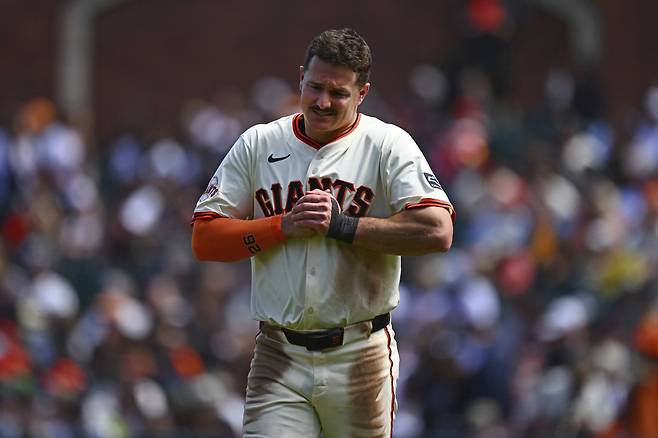 샌프란시스코 3루수 맷 채프먼이 지난 9일(한국시각) 애틀랜타 브레이브스전에서 8회말 공격 도중 오른손을 만지며 고통스러운 표정을 짓고 있다.