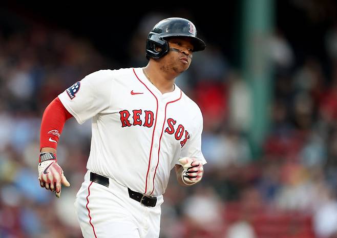 BOSTON, MASSACHUSETTS - JUNE 03: Rafael Devers #11 of the Boston Red Sox hits a single in the first inning against the Los Angeles Angels at Fenway Park on June 03, 2025 in Boston, Massachusetts.   Elsa/Getty Images/AFP (Photo by ELSA / GETTY IMAGES NORTH AMERICA / Getty Images via AFP)







<저작권자(c) 연합뉴스, 무단 전재-재배포, AI 학습 및 활용 금지>