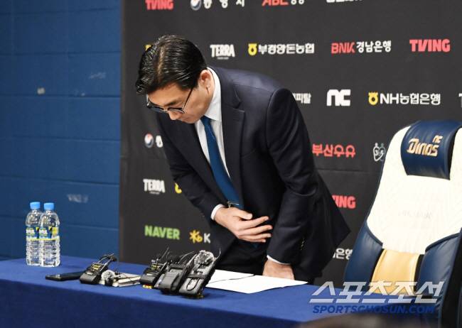 기자회견 전 인사하는 이진만 대표이사. 스포츠조선DB