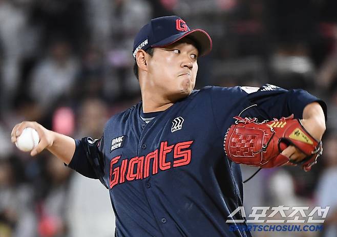 11일 수원 KT위즈파크에서 열린 롯데-KT전. 6회말 1사 후 나균안이 등판해 투구하고 있다. 수원=정재근 기자 cjg@sportschosun.com/2025.6.11/