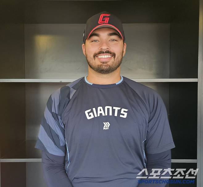 인터뷰에 임한 롯데 감보아. 김영록 기자