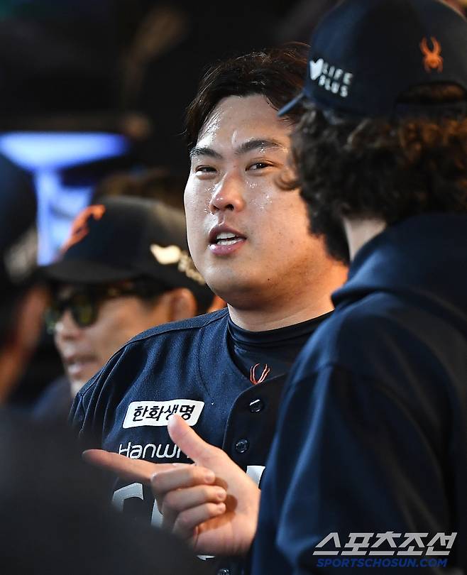 30일 창원 NC파크에서 열린 한화-NC전. 6이닝 1실점으로 호투한 류현진이 폰세의 축하를 받고 있다. 창원=정재근 기자 cjg@sportschosun.com/2025.5.30/