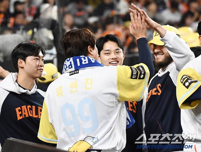 13일 대전 한화생명볼파크에서 열린 두산-한화전. 6이닝 1실점으로 호투한 류현진의 폰세 문동주 엄상백의 축하를 받고 있다. 대전=정재근 기자 cjg@sportschosun.com/2025..5.13/