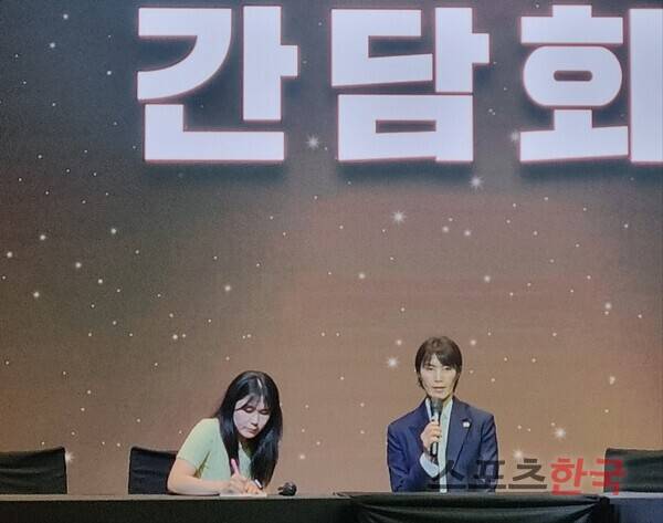 요시하라 토모코 흥국생명 신임 감독(오른쪽). ⓒ스포츠한국 김성수 기자