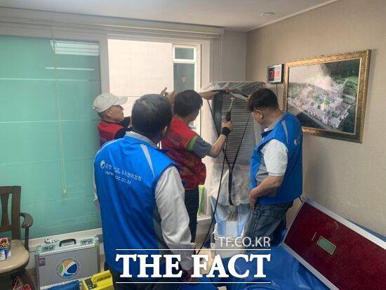 지난 13일 경기 용인시 기흥구의 한 독거 어르신 가정에서 경기도의 ‘에너지 취약가구 에어컨 청소지원 사업’이 진행되고 있는 모습./경기도