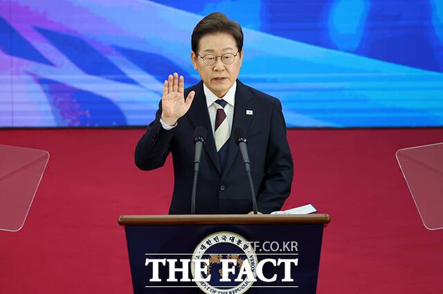 이재명 대통령이 4일 국회 로텐더홀에서 취임선서를 하고 있다. /국회사진기자단
