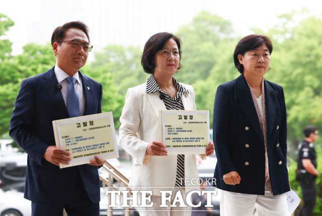 더불어민주당 내란조사단은 검찰이 12·3 비상계엄 사태 관련 내란죄 수사가 미진하다며 검찰 지휘부를 고위공직자범죄수사처(공수처)에 고발하고 추가 기소를 촉구했다. 추미애(가운데) 더불어민주당 내란진상조사단장과 박선원, 서영교 의원이 16일 경기 과천시 고위공직자범죄수사처 민원실 앞에서 심우정 검찰총장, 박세현 본부장 등 수사검사들을 특수직무유기 혐의로 고발장을 접수하기 위해 민원실로 이동하고 있다. /뉴시스