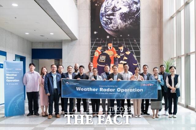 기상청은 16일부터 오는 27일까지 네팔, 라오스, 몽골, 베트남, 인도네시아, 필리핀 등 6개국을 한국에 초청해 연수 과정을 운영한다. 사진은 '외국인 기상레이더 운영기술 향상과정' 입교식 모습. /기상청