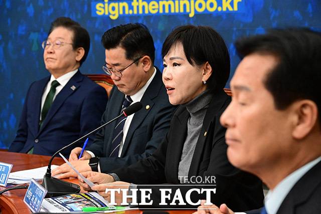 문재인 정부에서 국민권익위원장을 지낸 전현희 더불어민주당 최고위원이 최재해 감사원장과 유병호 감사위원, 최달영 사무총장을 향해 "정치보복 표적감사를 주도한 책임을 지고 사퇴하라"고 촉구했다. /남윤호 기자