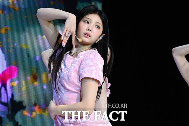 그룹 아일릿의 원희가 16일 오후 서울 광진구 예스24라이브홀에서 열린 미니 3집 'bomb(밤)' 발매 기념 미디어 쇼케이스에서 타이틀곡 '빌려온 고양이(Do the Dance)' 무대를 펼치고 있다. /서예원 기자