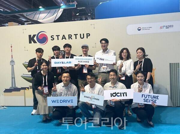 인천의 스타트업 5개사가 지난 11일부터 14일까지 프랑스 파리에서 열린 비바테크놀로지 2025(Viva Technology 2025)에 참가하고 있다.(5개 스타트업 단체사진)