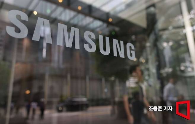 서울 삼성전자 서초사옥으로 직원들이 출근하고 있다.